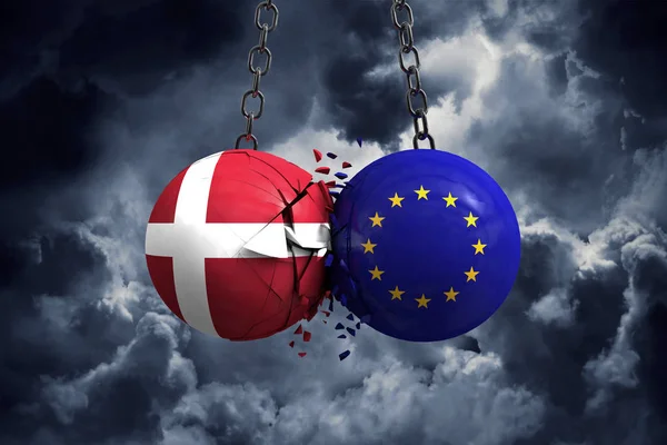 Flaga Danii i piłki polityczne Unii Europejskiej Smash do każdego — Zdjęcie stockowe
