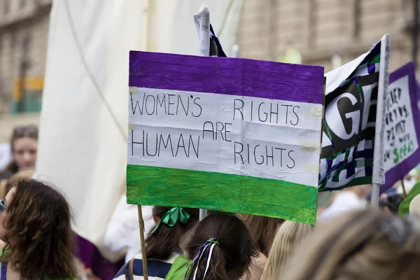 LONDRES, Reino Unido - 10 DE JUNHO DE 2018: Milhares de mulheres e meninas marcham — Fotografia de Stock