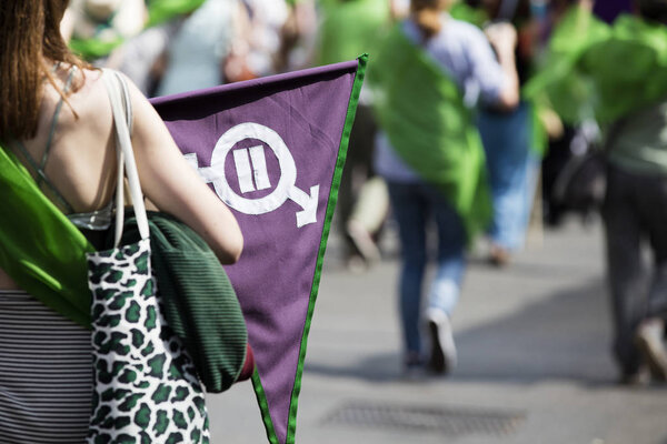 Человек с гендерным равенством на марше политического протеста
