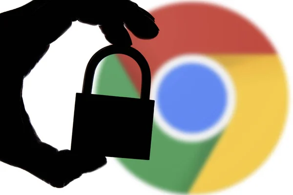 LONDRA, Regno Unito - 6 LUGLIO 2018: Google Chrome problemi di sicurezza. Silho — Foto Stock