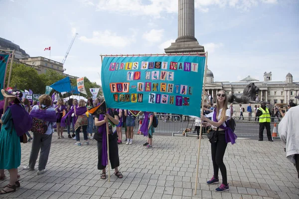 LONDRES, Reino Unido - 10 DE JUNHO DE 2018: Milhares de mulheres e meninas marcham — Fotografia de Stock