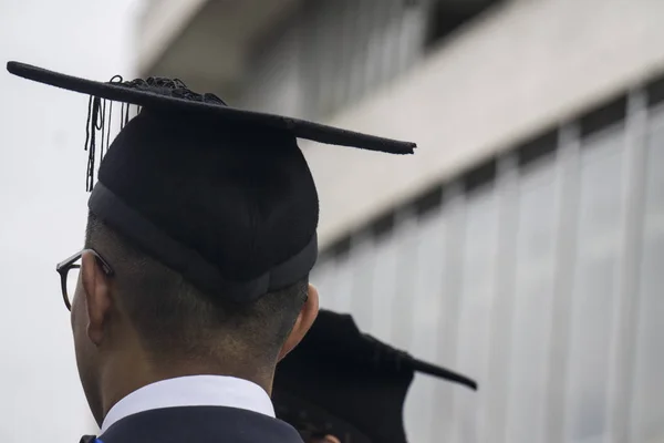 Estudiante graduándose con un título universitario —  Fotos de Stock