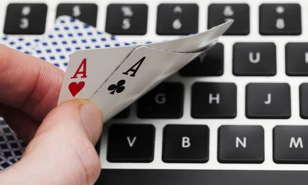 Online kumar. Bilgisayar klavyesi üzerinde kart oynama — Stok fotoğraf