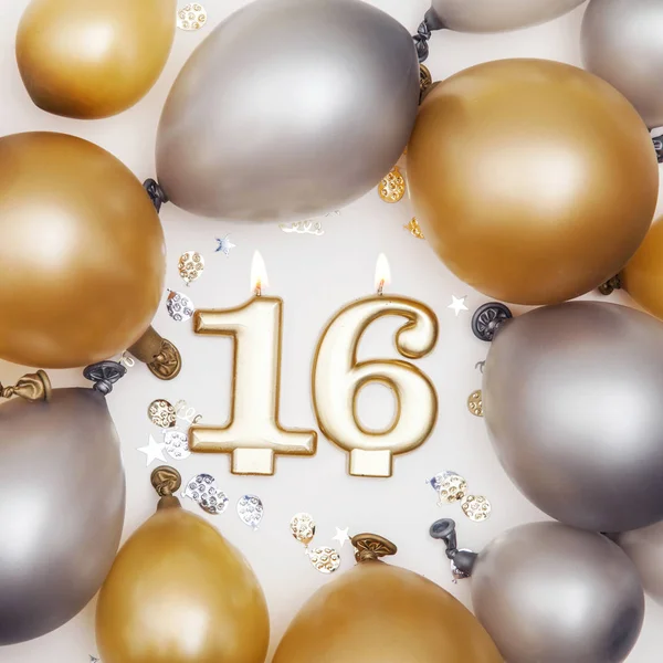Fête d'anniversaire numéro 16 bougie avec ballon or et argent — Photo