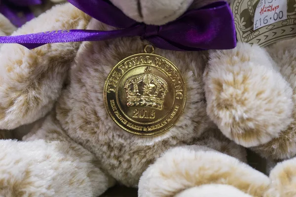 Londyn, Wielka Brytania-15 maja 2018: Teddy niedźwiedzie na sprzedaż w Hamleys zabawka s — Zdjęcie stockowe