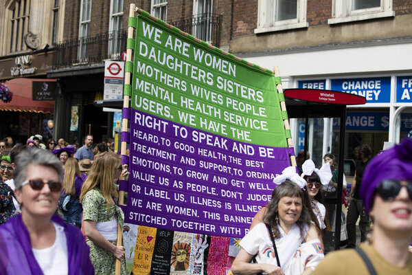 ЛОНДОН, Великобритания - 10 июня 2018 года: Тысячи женщин и девушек маршируют
 