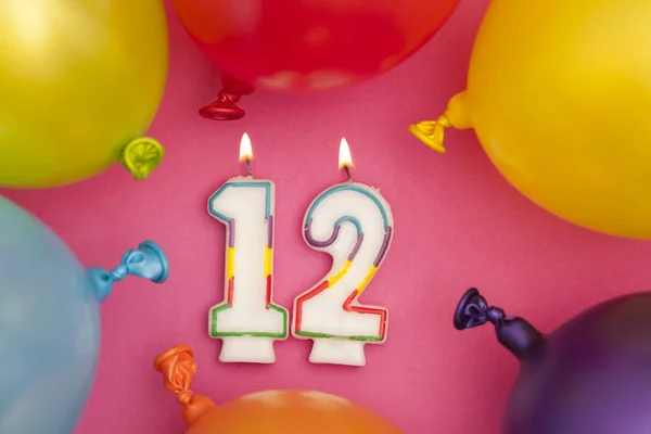 Joyeux anniversaire numéro 12 bougie de célébration avec balloo coloré — Photo