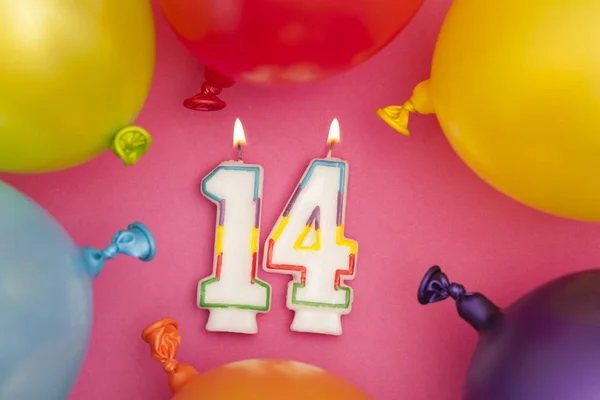 Joyeux anniversaire numéro 14 bougie de célébration avec balloo coloré — Photo