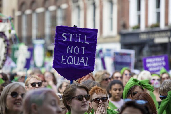 ЛОНДОН, Великобритания - 10 июня 2018 года: Тысячи женщин и девушек маршируют
 