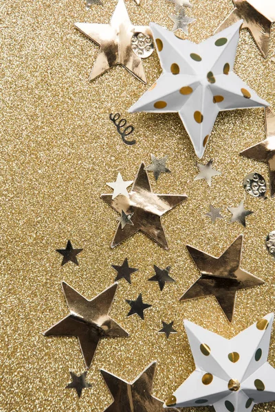 Altın parıltılı arka plan üzerinde Altın yıldız ışıltı parti konfeti — Stok fotoğraf