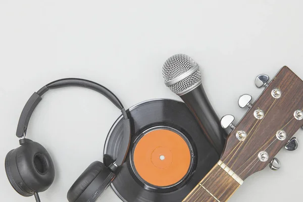 Kulaklık, vinil kayıt, mikro ile müzik ekipmanları backgound — Stok fotoğraf