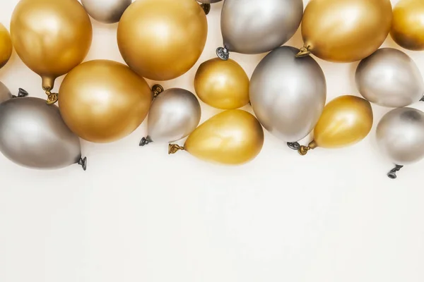 Złoto i srebro party balony na zwykłym tle — Zdjęcie stockowe
