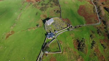 Kilise mezarlığının insansız hava aracı görüntüsü  