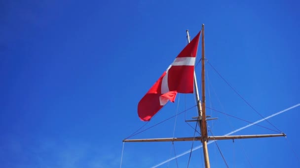 Bandera Dinamarca Mástil Barco Ondeando Contra Cielo Azul Claro — Vídeo de stock