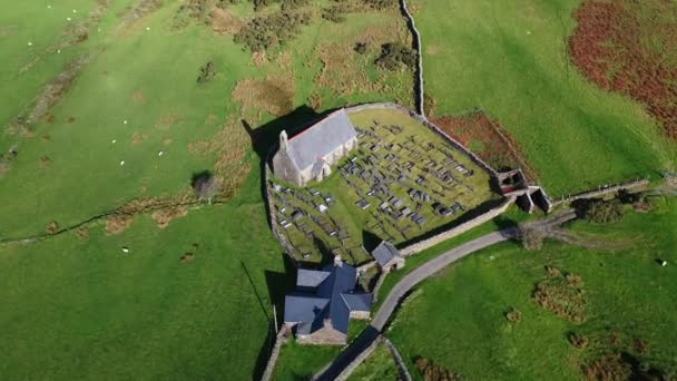 Vista Aérea Drone Cemitério Igreja — Vídeo de Stock