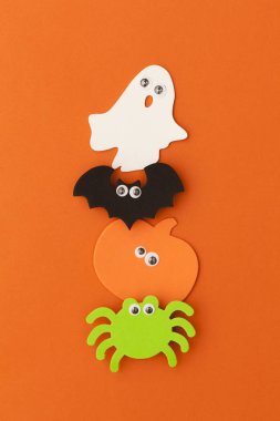 Cadılar Bayramı balkabağı, yarasa, hayalet ve örümcek komik karakterler
