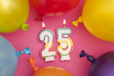 Renkli balloo ile Happy Birthday sayısı 25 kutlama mum