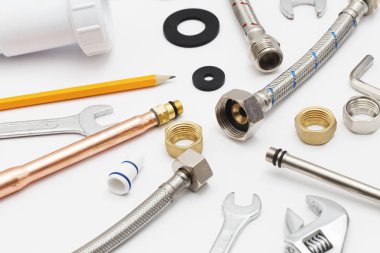 Sıhhi tesisat araçları ve ekipmanları havai görünüm.