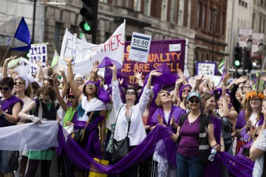 Londra, İngiltere - 10 Haziran 2018: Binlerce kadın ve kız yürüyüşü 