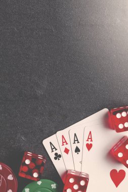 As kırmızı zar ile kartları oynarken. Casino bahis ve kumar con