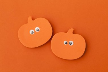 Komik googly gözleri ile Halloween kabak karakter şekli