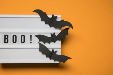 Boo! siyah korkunç yarasalar ile halloween lightbox mesajı