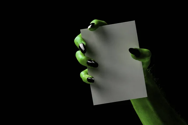 Halloween groene heksen of Zombie monster hand houden van een lege s — Stockfoto