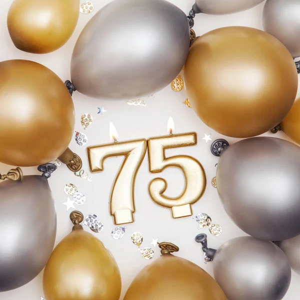 生日庆祝号75蜡烛与金银球 — 图库照片