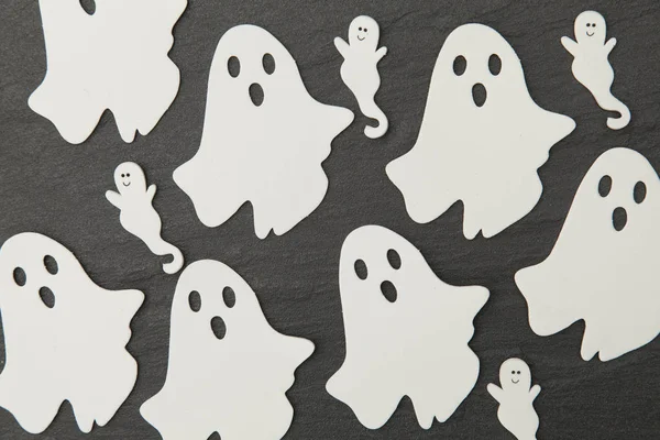 Bir kayrak arka plan üzerinde Halloween hayalet şekilleri