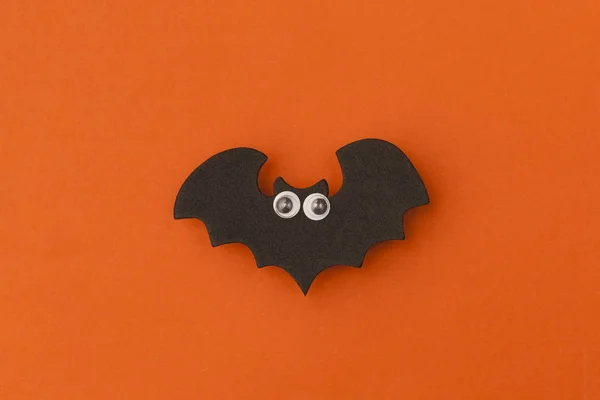 Halloween forma de personagem morcego com olhos googly engraçados — Fotografia de Stock