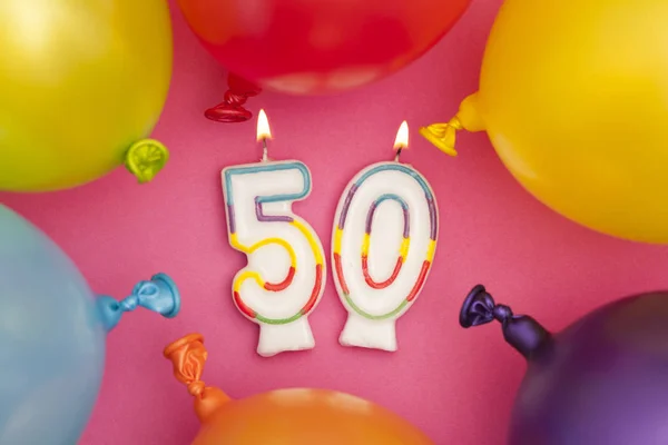 Feliz cumpleaños número 50 vela de celebración con globo de colores —  Fotos de Stock