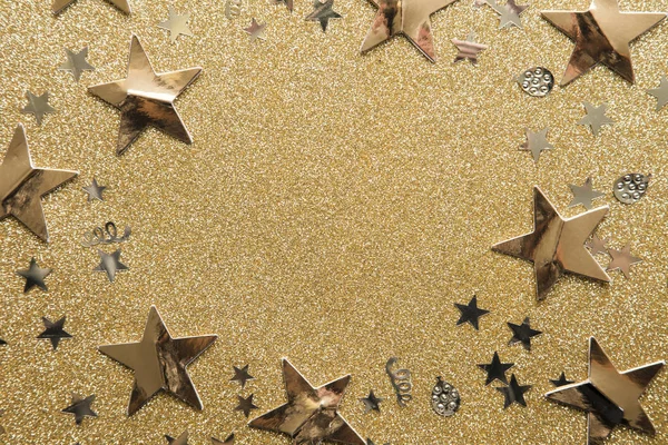 Золота зірка іскри партії конфетті на золотому блискучому фоні — стокове фото
