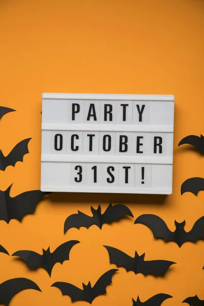 검은 무서운 박쥐와 할로윈 파티 라이트 박스 메시지 — 스톡 사진
