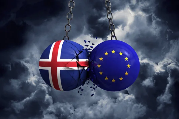 Bandeira da Islândia e União Europeia bolas políticas esmagar em cada — Fotografia de Stock