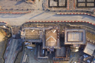 Yeni evlerin inşa edildiği bir inşaat alanının hava manzarası