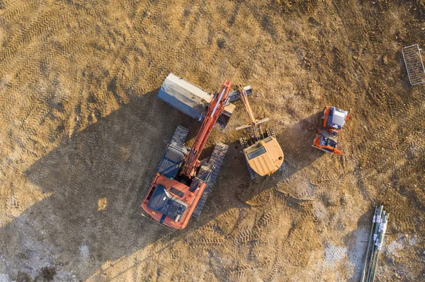 Vue aérienne d'une machinerie lourde sur un chantier de construction — Photo