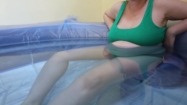 자연 가정에서 해산중인 출산용 웅덩이에 있는 임신 한 여자 — 비디오
