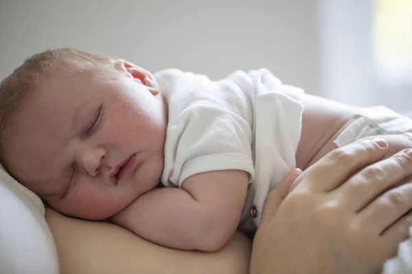 Ein entzückendes Neugeborenes, das auf seiner Mutter schläft — Stockfoto