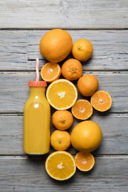 Şişe içinde taze portakal suyu. Köy ağacında portakallar var.
