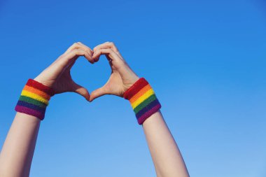 Gay gurur konsepti. Gey gururuyla el işareti yapan Lgbt 