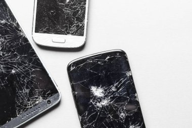 Bir cep telefonunun kırılmış kırık ekranı.