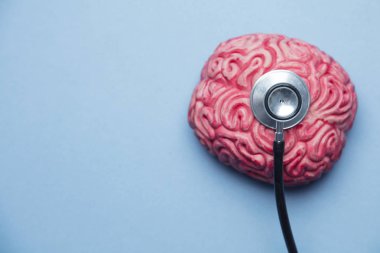 Akıl sağlığı konsepti. Mavi arka planda insan beyni