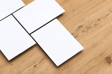 Tahta bir arka planda boş bir kartpostal ilanı.