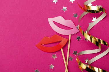 Pembe arka planda eğlenceli parti malzemeleri. Düğün, parti çekimleri.