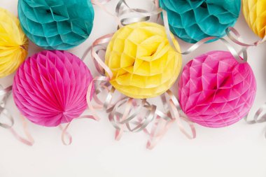 Parlak parti bal peteği ponpon süslemeleri