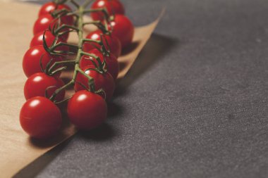 Arka planda kırmızı vişneli domates.