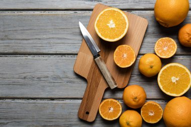 Köy ahşap arka planda taze kesilmiş portakallar.