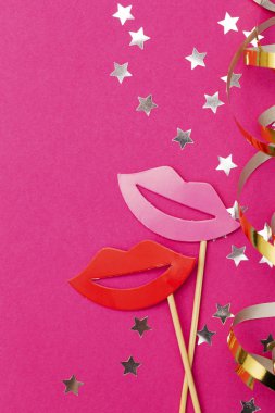 Pembe arka planda eğlenceli parti malzemeleri. Düğün, parti çekimleri.