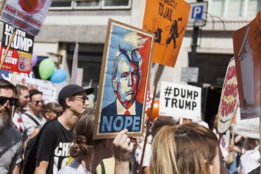 Londra, Uk - 14 Temmuz 2018: Büyük bir protestocu kitlesi toplandı