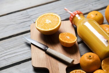 Şişe içinde taze portakal suyu. Köy ağacında portakallar var.